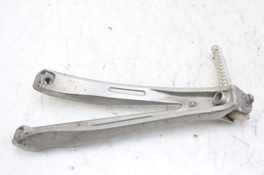 photo de REAR RIGHT FOOTREST BRACKET YAMAHA YZF R1 1000 (2007 - 2008) - Alternative perspective