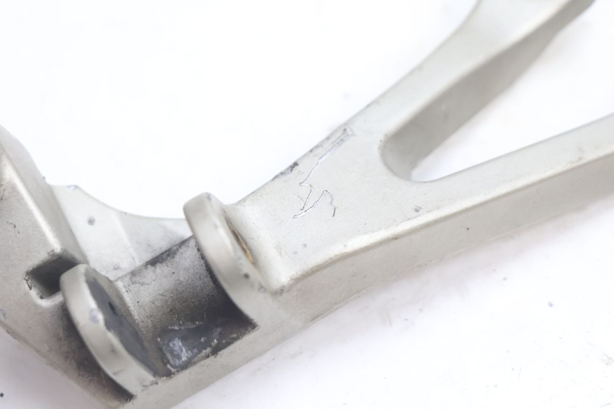 photo de REAR RIGHT FOOTREST MOUNT KAWASAKI ZX-6R ZX6R 600 (2000 - 2002) - Zoom on usage condition