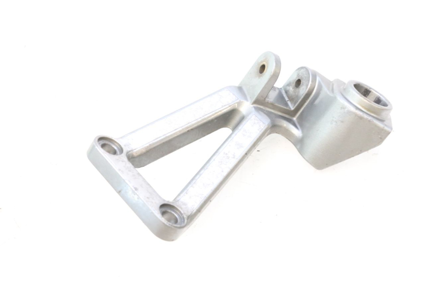 photo de RIGHT REAR FOOTREST MOUNTING PLATE KAWASAKI ZX-6R ZX6R 600 (1995 - 1997) - Technical close-up