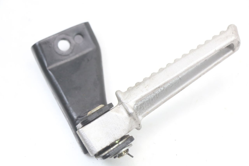 photo de REAR LEFT FOOTREST BRACKET DAELIM A-FOUR 2T 50 (2005 - 2012) - Zoom on usage condition