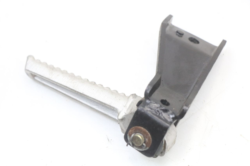 photo de REAR LEFT FOOTREST BRACKET DAELIM A-FOUR 2T 50 (2005 - 2012) - Technical close-up