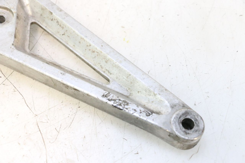 photo de REAR LEFT FOOTREST MOUNT HONDA CB TWO FIFTY 250 (1991 - 2002) - Zoom on usage condition