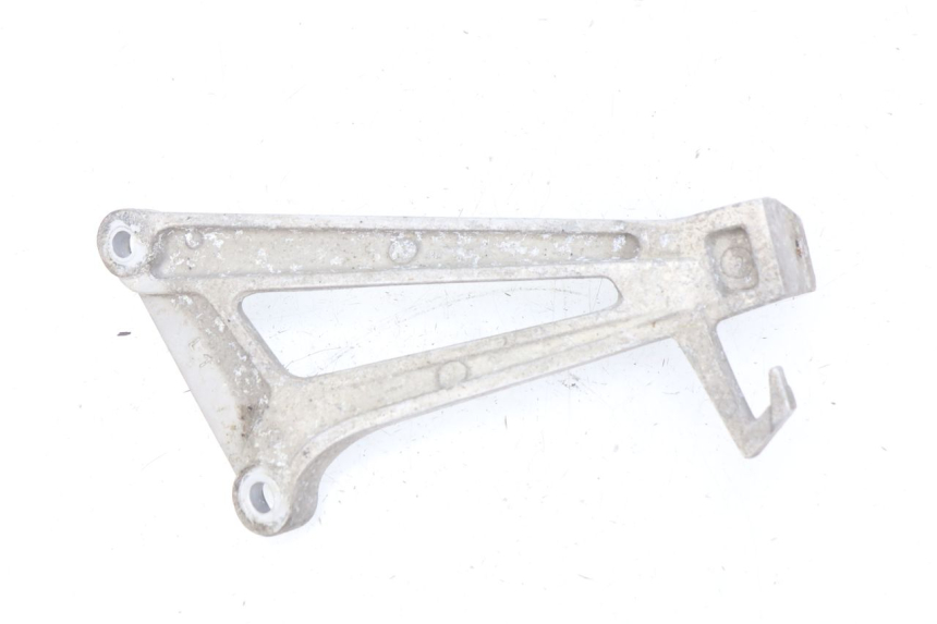 photo de REAR LEFT FOOTREST MOUNT HONDA CBR R 125 (2003 - 2006) - Zoom on usage condition