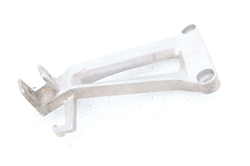photo de REAR LEFT FOOTREST MOUNT HONDA CBR R 125 (2003 - 2006) - Technical close-up