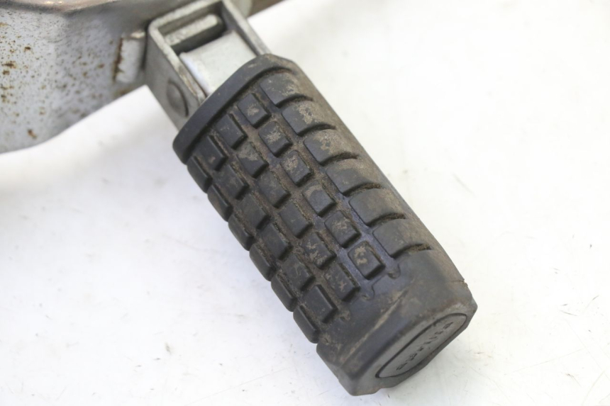 photo de REAR LEFT FOOTREST MOUNT APRILIA CLASSIC 125 (1995 - 2001) - Alternative perspective