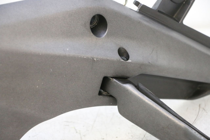photo de REAR LEFT FOOTREST MOUNT HONDA FJS SILVER WING SILVERWING 400 (2005 - 2008) - Distinctive features