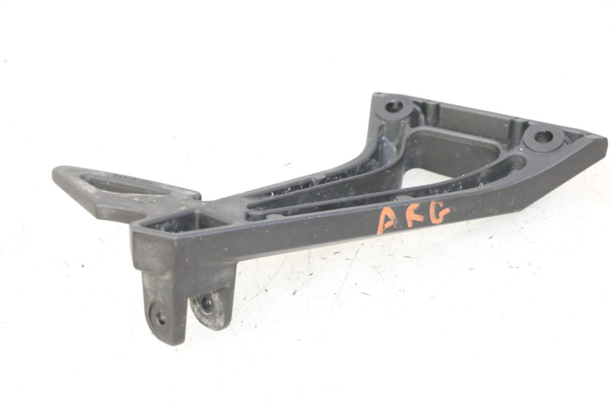 photo de REAR LEFT FOOTREST MOUNT YAMAHA FZ6 FAZER S2 600 (2007 - 2011) - Zoom on usage condition