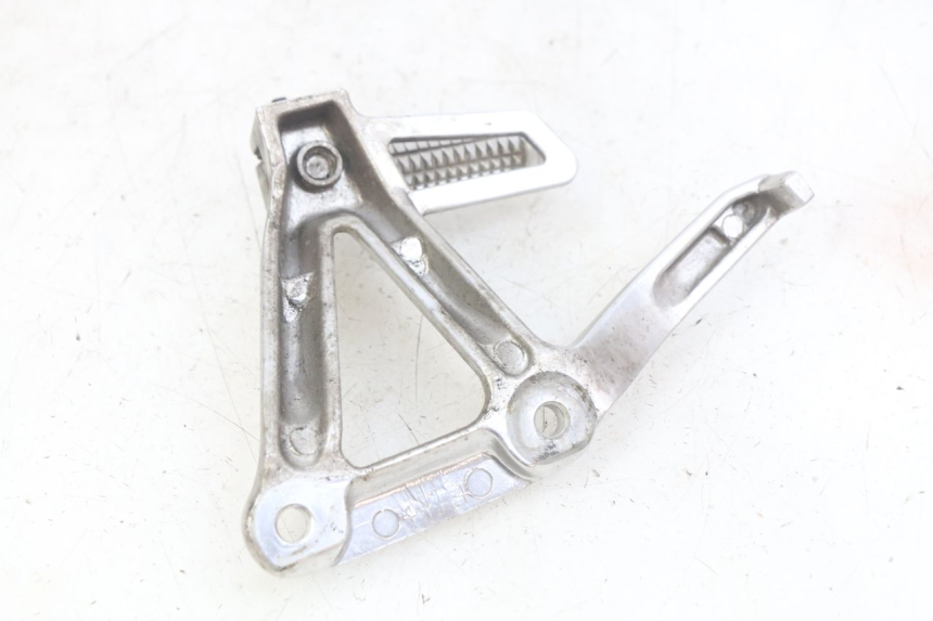 photo de LEFT REAR FOOTREST MOUNT YAMAHA FZS FAZER 600 (1998 - 2001) - Component detail