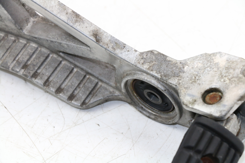 photo de REAR LEFT FOOTREST MOUNT YAMAHA FZX FAZER 750 (1987 - 1998) - Additional view of the item