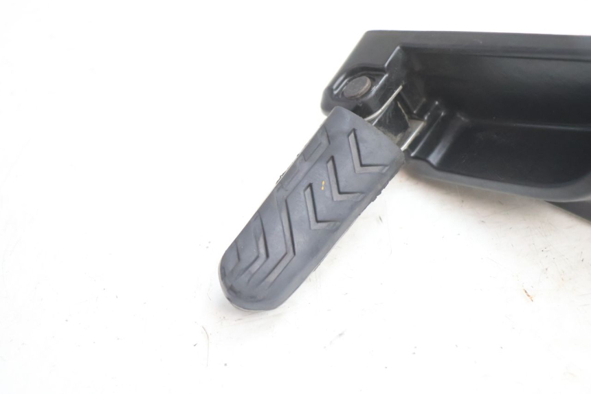 photo de LEFT REAR FOOTREST MOUNTING PLATE GILERA GP 800 (2007 - 2013) - Component detail