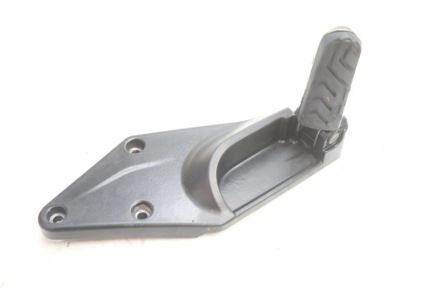 photo de LEFT REAR FOOTREST MOUNTING PLATE GILERA GP 800 (2007 - 2013) - Alternative perspective
