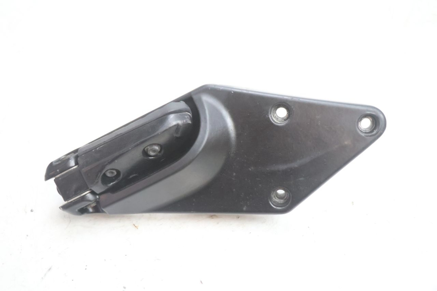 photo de LEFT REAR FOOTREST MOUNTING PLATE GILERA GP 800 (2007 - 2013) - Fixing points details