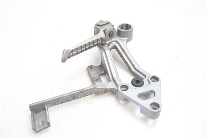 photo de REAR LEFT FOOTREST MOUNT KAWASAKI GPX F ZX750F 750 (1986 - 1990) - Technical close-up
