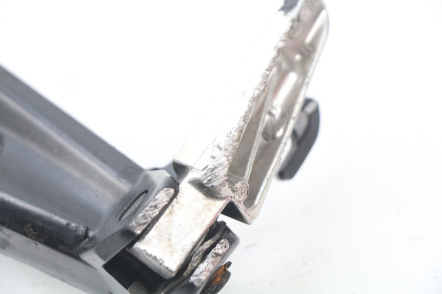 photo de REAR LEFT FOOTREST MOUNT SUZUKI GSX-R GSXR 750 (2011 - 2016) - Fixing points details