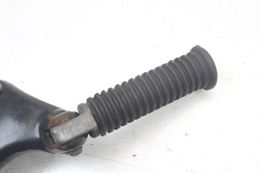 photo de REAR LEFT FOOTREST MOUNT HARLEY DAVIDSON SPORTSTER XL CUSTOM 883 (1999 - 2006) - Zoom on usage condition