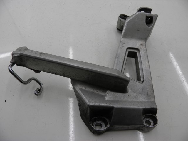 photo de REAR LEFT FOOTREST MOUNT HONDA VFR 750 (1990 - 1993) - Component detail