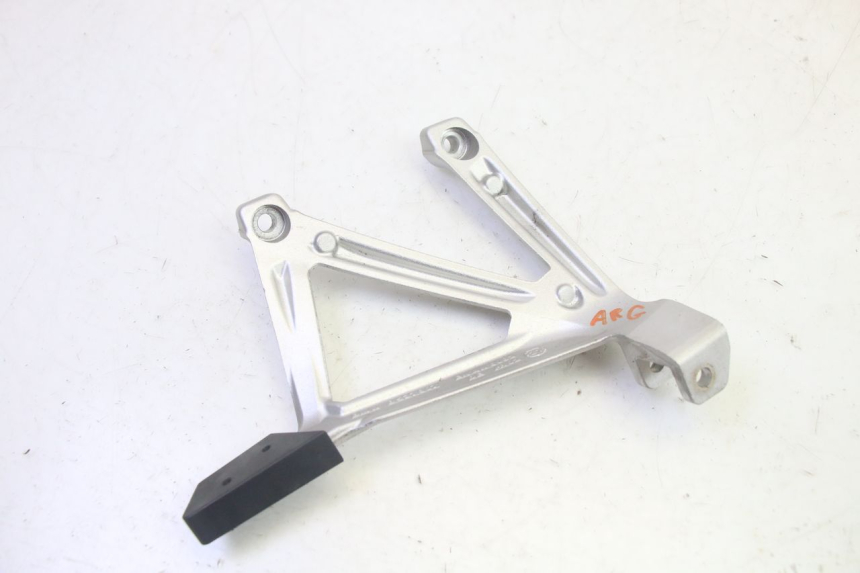 photo de REAR LEFT FOOTREST MOUNT BMW R GS 1250 (2021 - 2024) - Zoom on usage condition