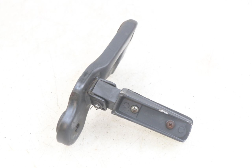 photo de REAR LEFT FOOTREST BRACKET YAMASAKI ROADSTER 50 (2013 - 2018) - Zoom on usage condition