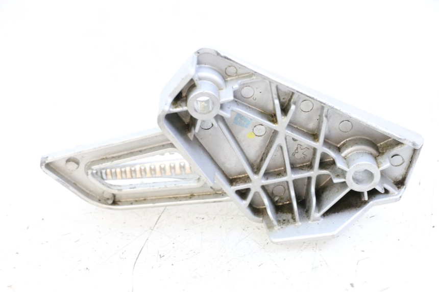 photo de REAR LEFT FOOTREST MOUNT PEUGEOT SPEEDFIGHT 4 2T 50 (2015 - 2019) - Alternative perspective