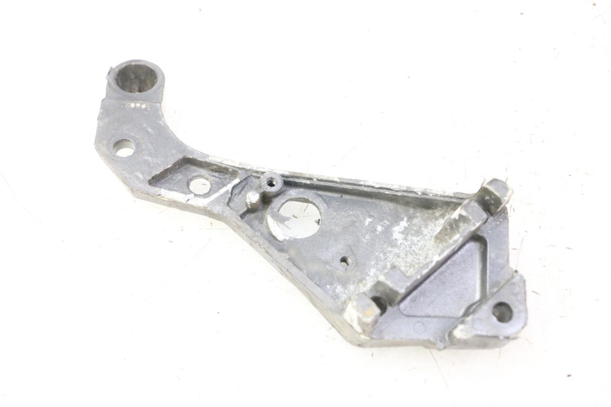 photo de REAR LEFT FOOTREST MOUNT TRIUMPH SPRINT 900 (1995 - 1998) - Component detail