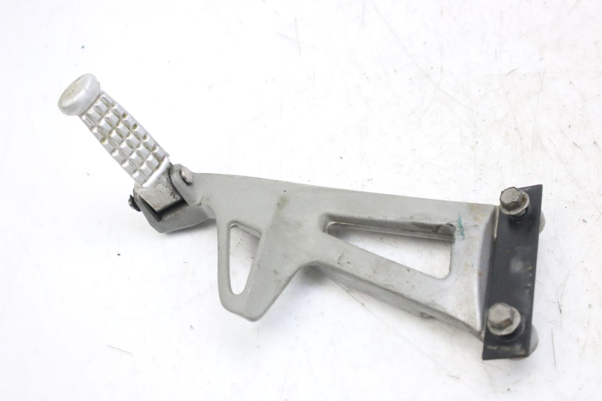 photo de LEFT REAR FOOTREST MOUNT TRIUMPH SPRINT ST 955 (1999 - 2001) - Zoom on usage condition