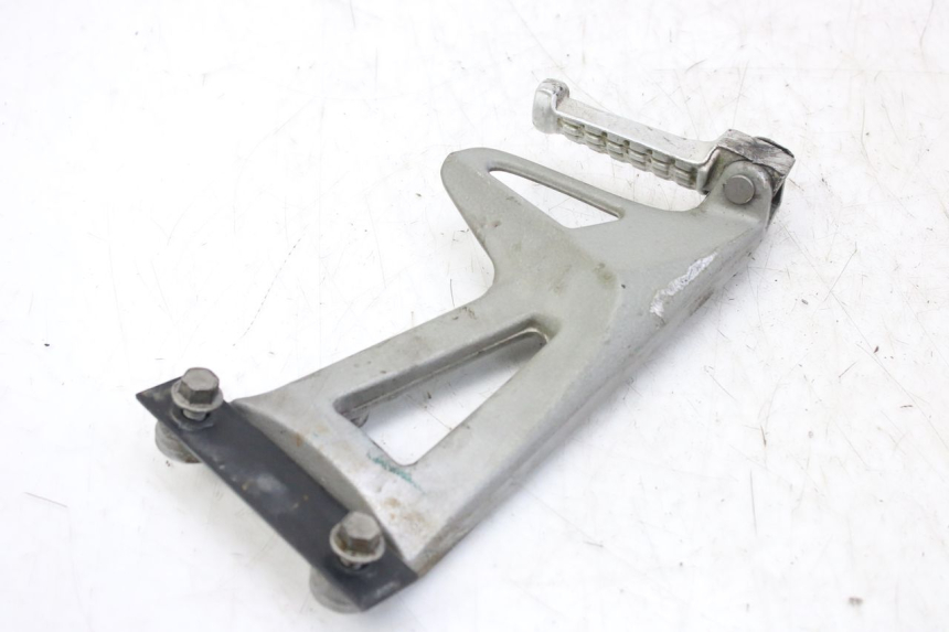 photo de LEFT REAR FOOTREST MOUNT TRIUMPH SPRINT ST 955 (1999 - 2001) - Alternative perspective