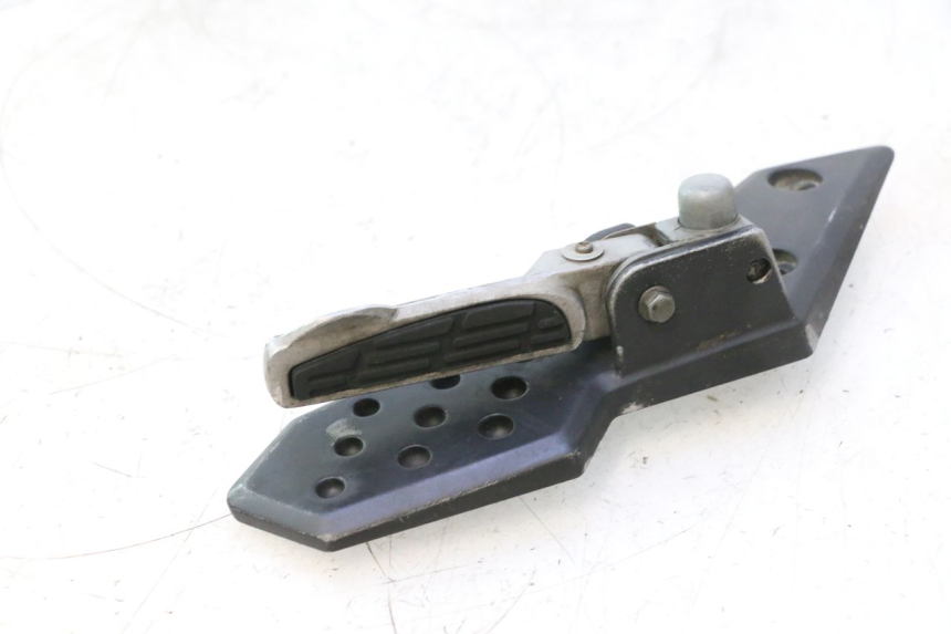 photo de REAR LEFT FOOTREST MOUNT KYMCO SUPER 8 2T 50 (2007 - 2013) - Zoom on usage condition