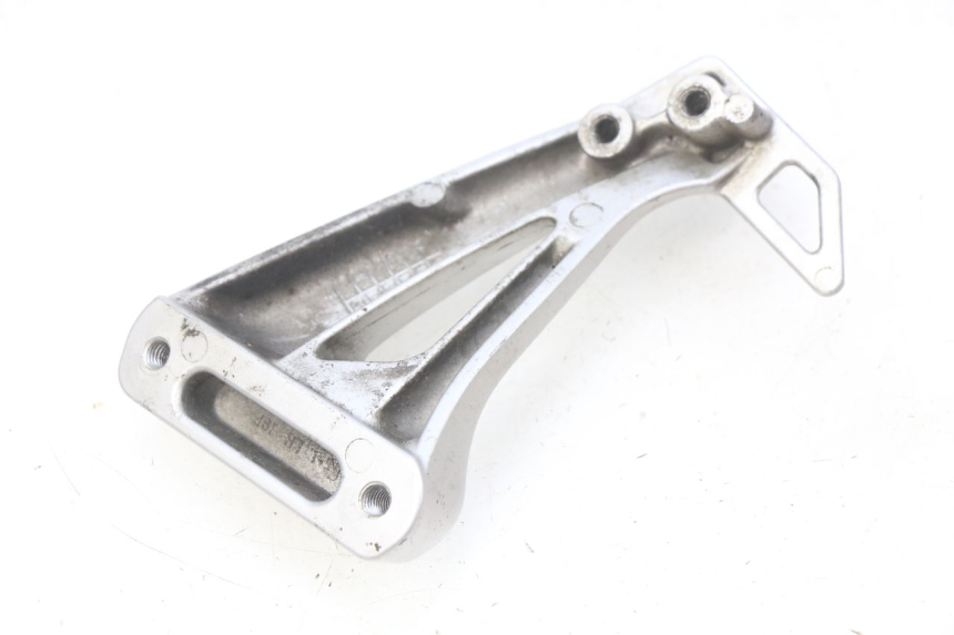 photo de LEFT REAR FOOTREST MOUNT SUZUKI SV N 650 (1999 - 2002) - Zoom on usage condition