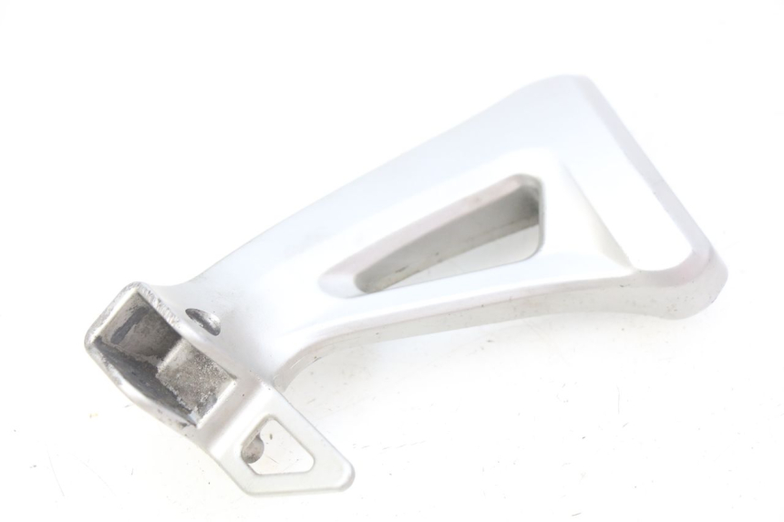 photo de LEFT REAR FOOTREST MOUNT SUZUKI SV N 650 (1999 - 2002) - Alternative perspective