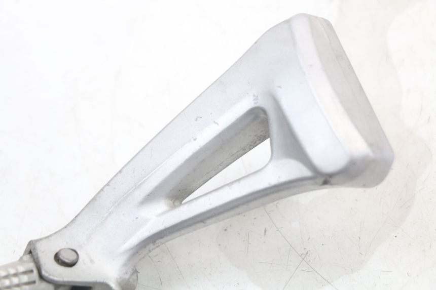 photo de LEFT REAR FOOTREST MOUNT SUZUKI SV N 650 (1999 - 2002) - Zoom on usage condition