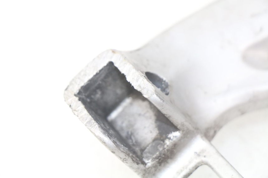 photo de LEFT REAR FOOTREST BRACKET SUZUKI SV S 650 (1999 - 2002) - Zoom on usage condition