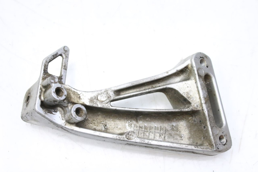 photo de LEFT REAR FOOTREST BRACKET SUZUKI SV S 650 (1999 - 2002) - Alternative perspective