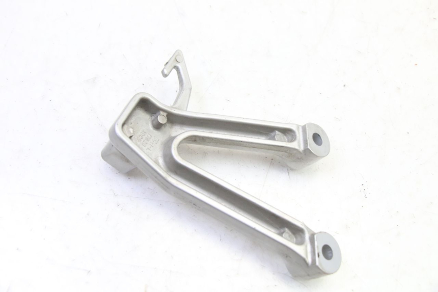 photo de REAR LEFT FOOTREST MOUNT SUZUKI SV S 650 (2003 - 2009) - Technical close-up