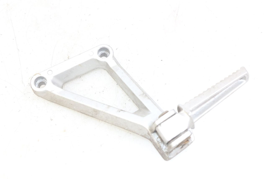 photo de LEFT REAR FOOTREST MOUNTING PLATE DAELIM VJ ROADWIN FI 125 (2008 - 2017) - Alternative perspective