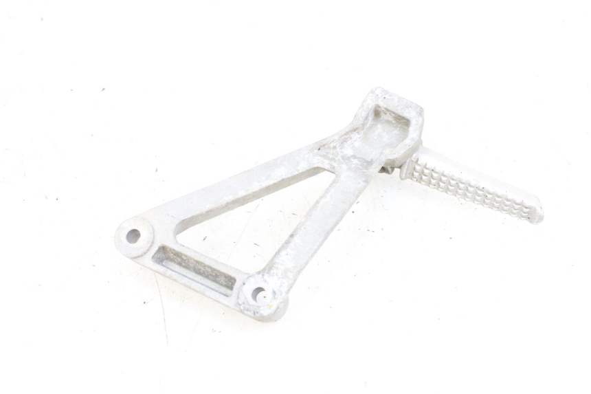 photo de LEFT REAR FOOTREST MOUNTING PLATE DAELIM VJ ROADWIN FI 125 (2008 - 2017) - Component detail