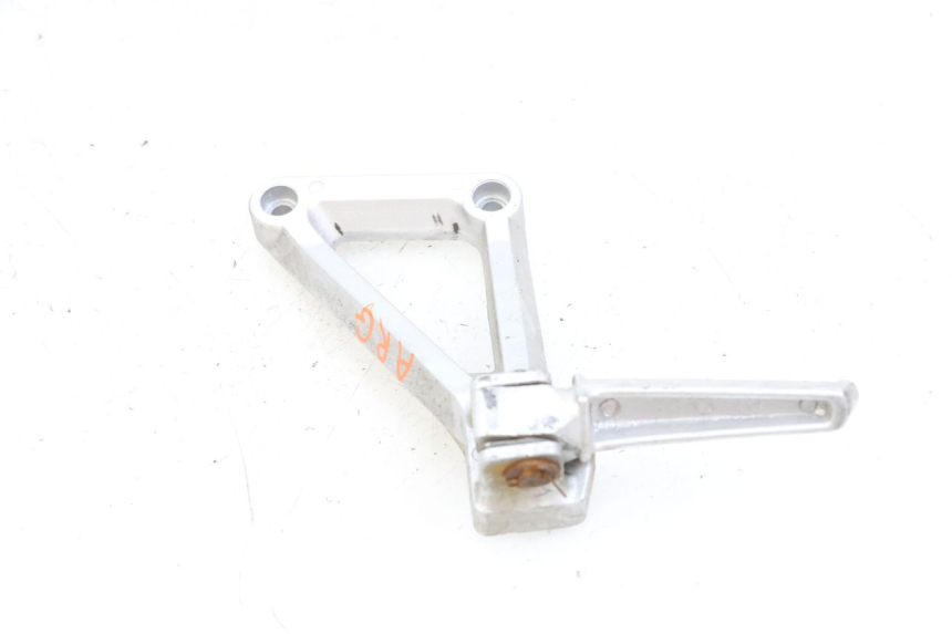 photo de LEFT REAR FOOTREST MOUNTING PLATE DAELIM VJ ROADWIN FI 125 (2008 - 2017) - Alternative perspective