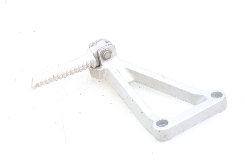 photo de LEFT REAR FOOTREST MOUNTING PLATE DAELIM VJ ROADWIN FI 125 (2008 - 2017) - Technical close-up