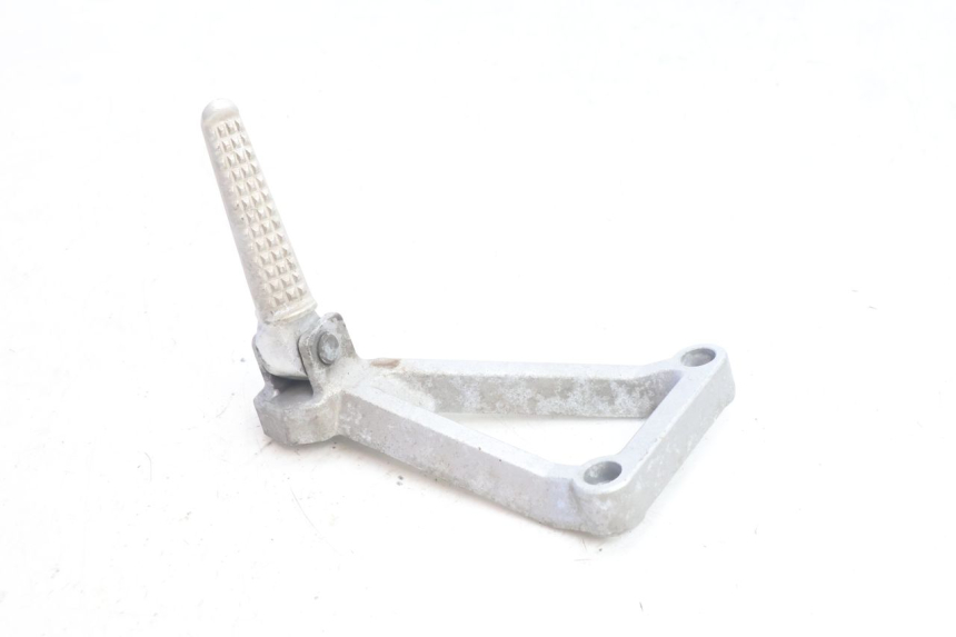 photo de REAR LEFT FOOTREST MOUNT DAELIM VJ ROADWIN 125 (2004 - 2007) - Alternative perspective