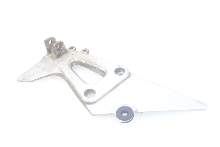 photo de LEFT REAR FOOTREST MOUNT SUZUKI XF FREEWIND 650 (1997 - 2003) - Technical close-up
