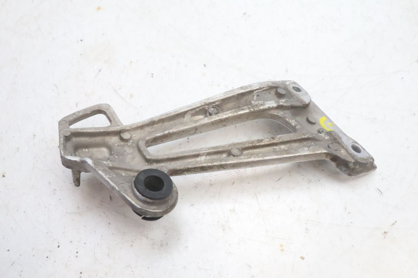 photo de REAR LEFT FOOTREST MOUNT YAMAHA XJR 1300 (1998 - 2002) - Technical close-up