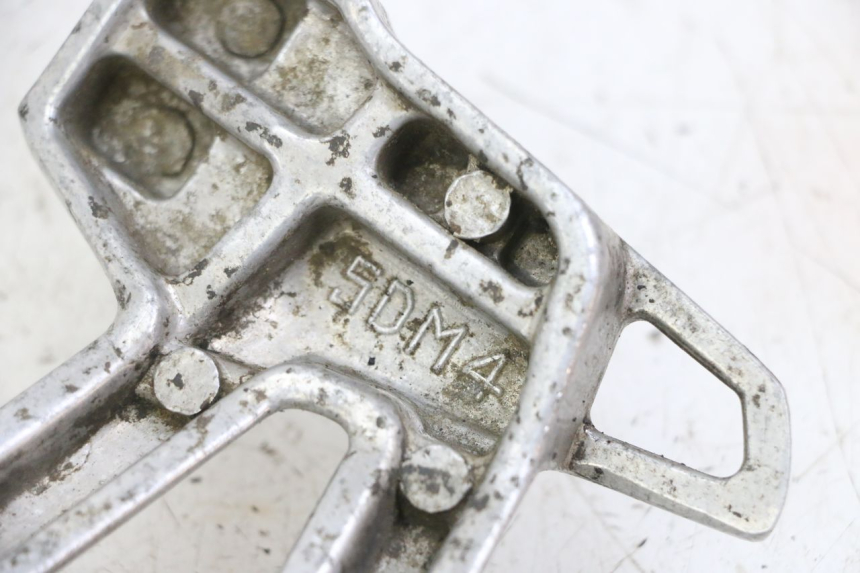 photo de REAR LEFT FOOTREST MOUNT YAMAHA FZS FAZER 600 (2001 - 2003) - Component detail