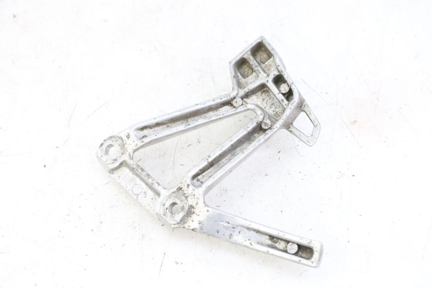 photo de REAR LEFT FOOTREST MOUNT YAMAHA FZS FAZER 600 (2001 - 2003) - Zoom on usage condition