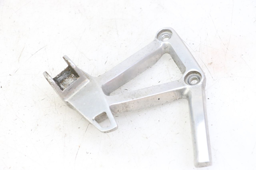 photo de REAR LEFT FOOTREST MOUNT YAMAHA FZS FAZER 600 (2001 - 2003) - Technical close-up