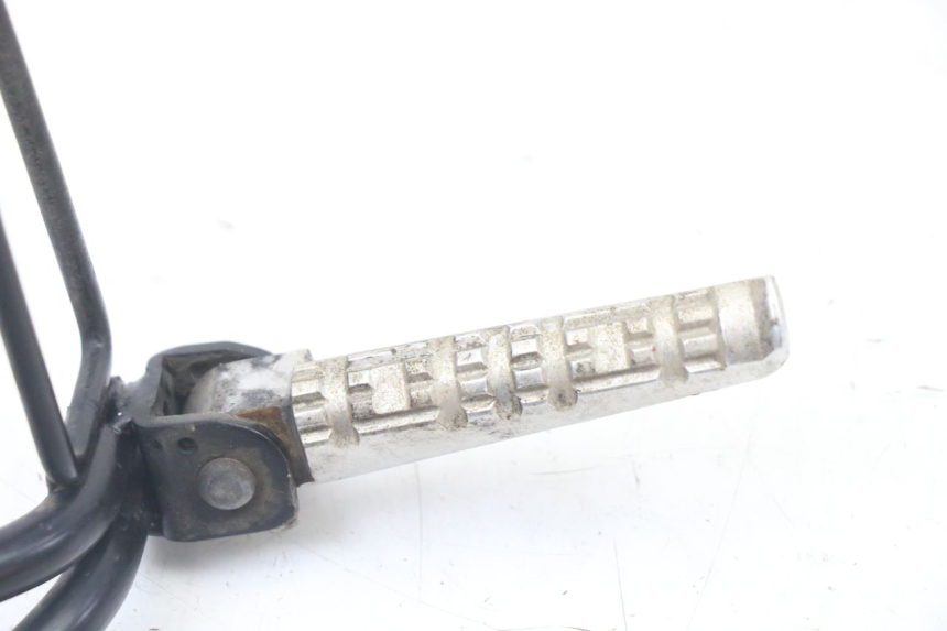 photo de REAR LEFT FOOTREST MOUNT YAMAHA TZR 50 (2008 - 2016) - Zoom on usage condition