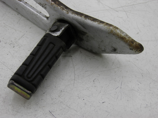 photo de REAR LEFT FOOTREST MOUNT YAMAHA YBR 125 (2004 - 2006) - Zoom on usage condition