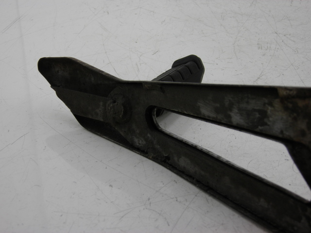 photo de REAR LEFT FOOTREST MOUNT YAMAHA YBR 125 (2004 - 2006) - Technical close-up