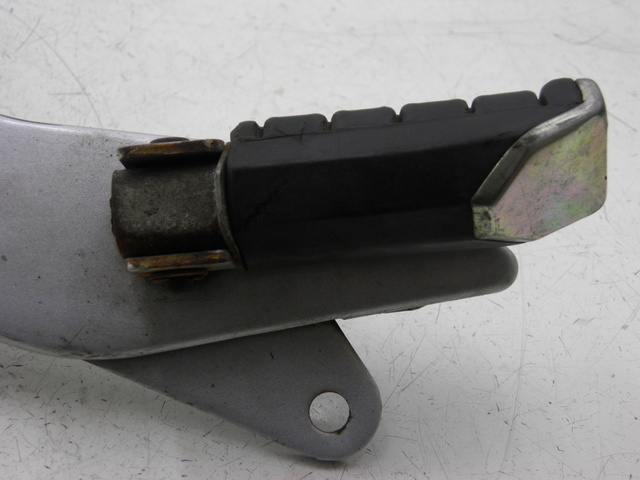 photo de REAR LEFT FOOTREST MOUNT YAMAHA YBR CUSTOM 125 (2008 - 2010) - Alternative perspective