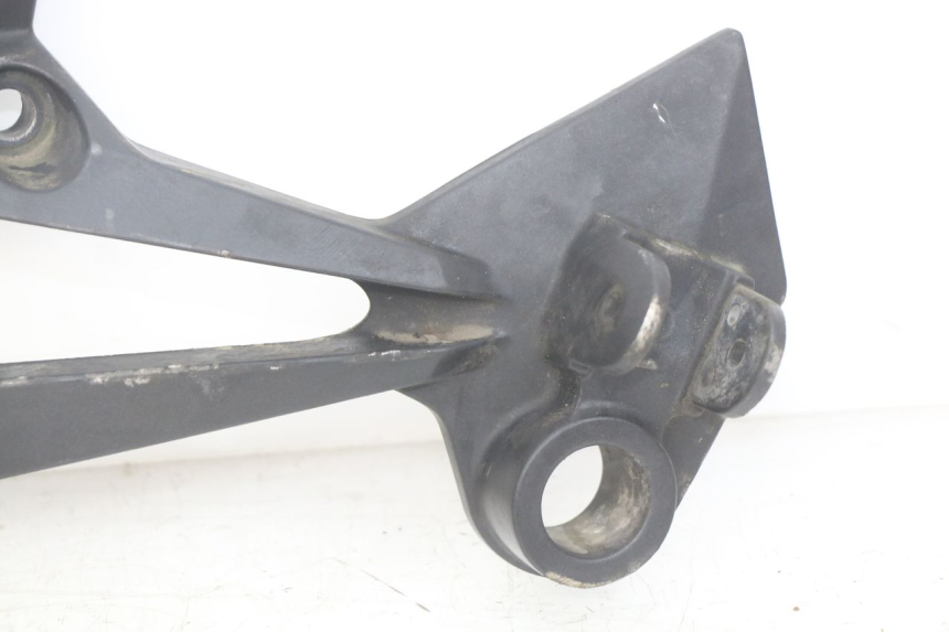 photo de LEFT REAR FOOTREST BRACKET KAWASAKI Z 750 (2007 - 2013) - Fixing points details