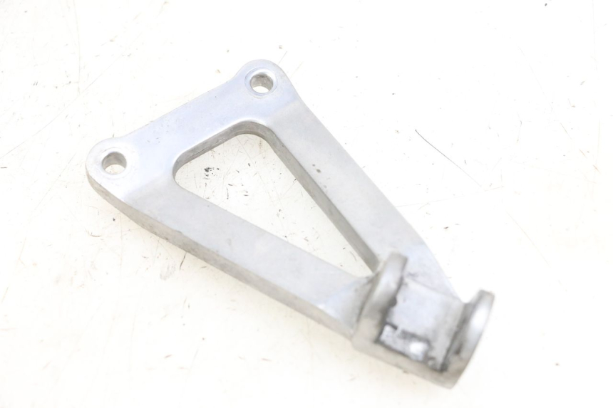 photo de REAR LEFT FOOTREST MOUNT KAWASAKI ZR 7 750 (1999 - 2004) - Fixing points details