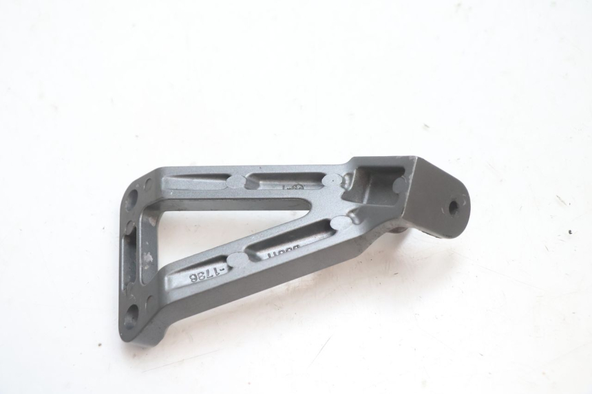 photo de LEFT REAR FOOTREST MOUNT KAWASAKI ZX-6R ZX6R 600 (1995 - 1997) - Alternative perspective